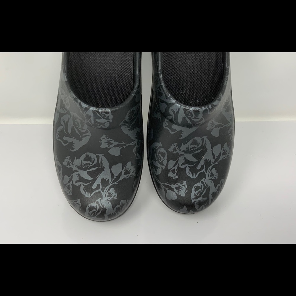 Crocs Flower Pattern - Picture 3 of 7
